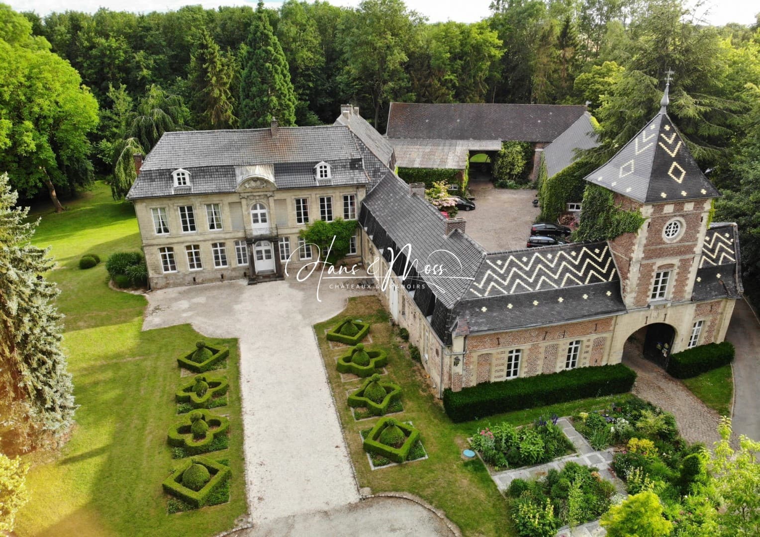 1700 Castle With 18 Bedrooms And 1250 Sqm Of Space — in Nord, Hauts-de-France