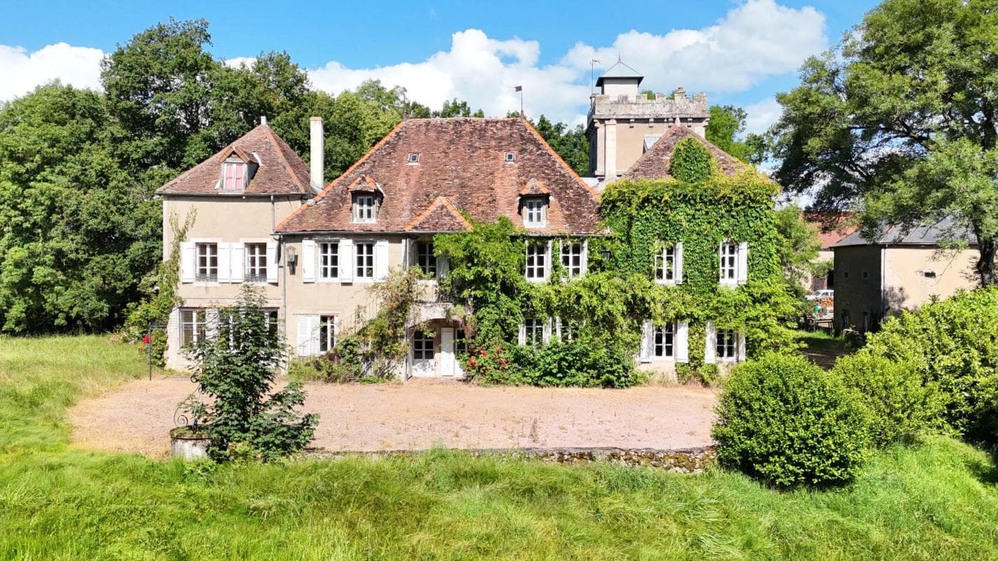 Charming Manor House With Swimming Pool And Tennis Court — Manor House for sale in Burgundy, France