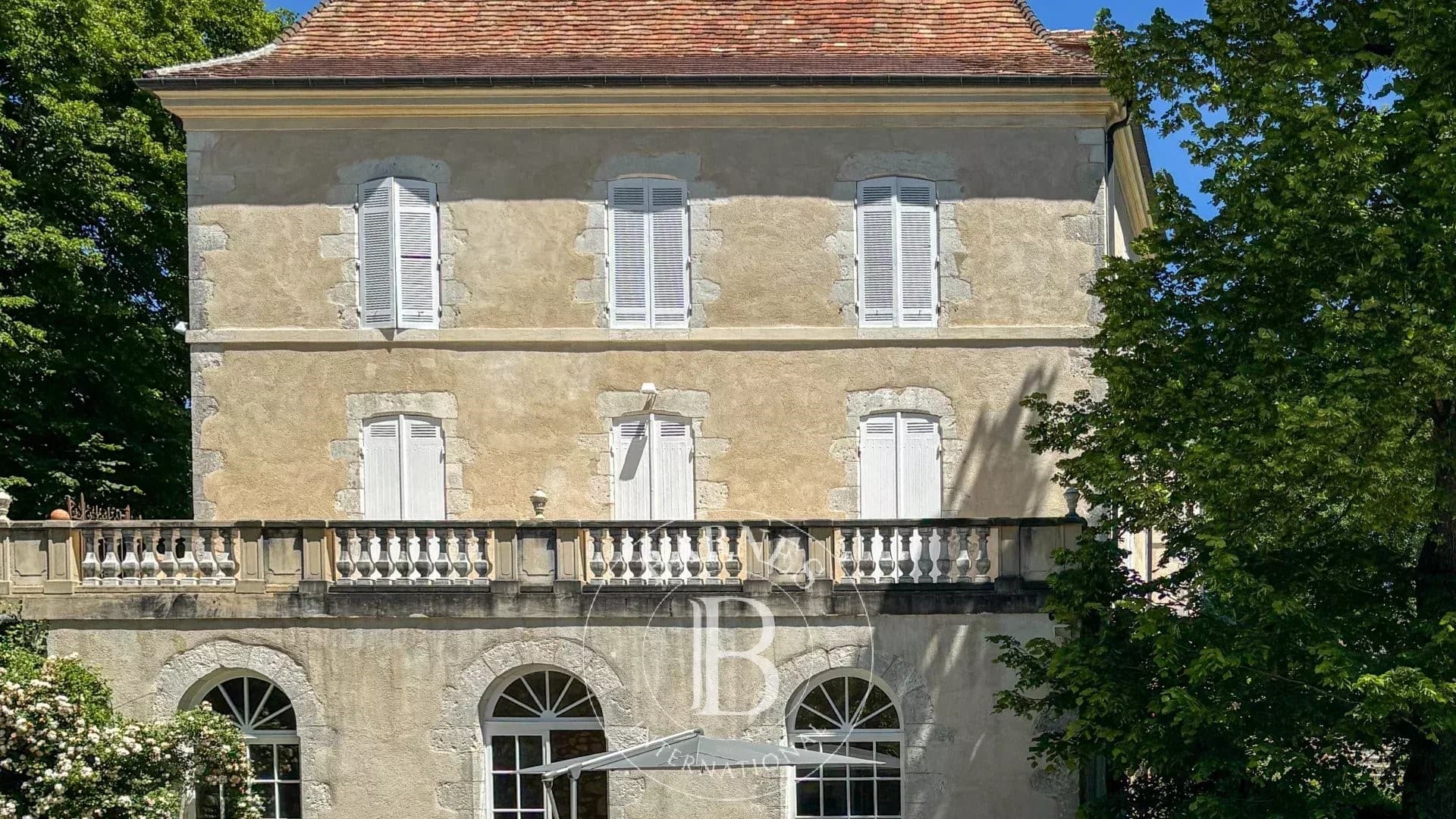 Exceptional Château with 11 Bedrooms and Heated Swimming Pool in Dordogne 2