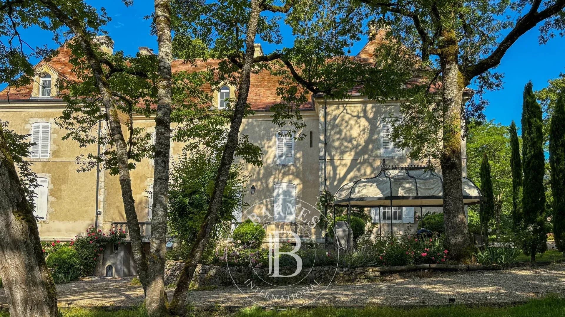 Exceptional Château with 11 Bedrooms and Heated Swimming Pool in Dordogne 4