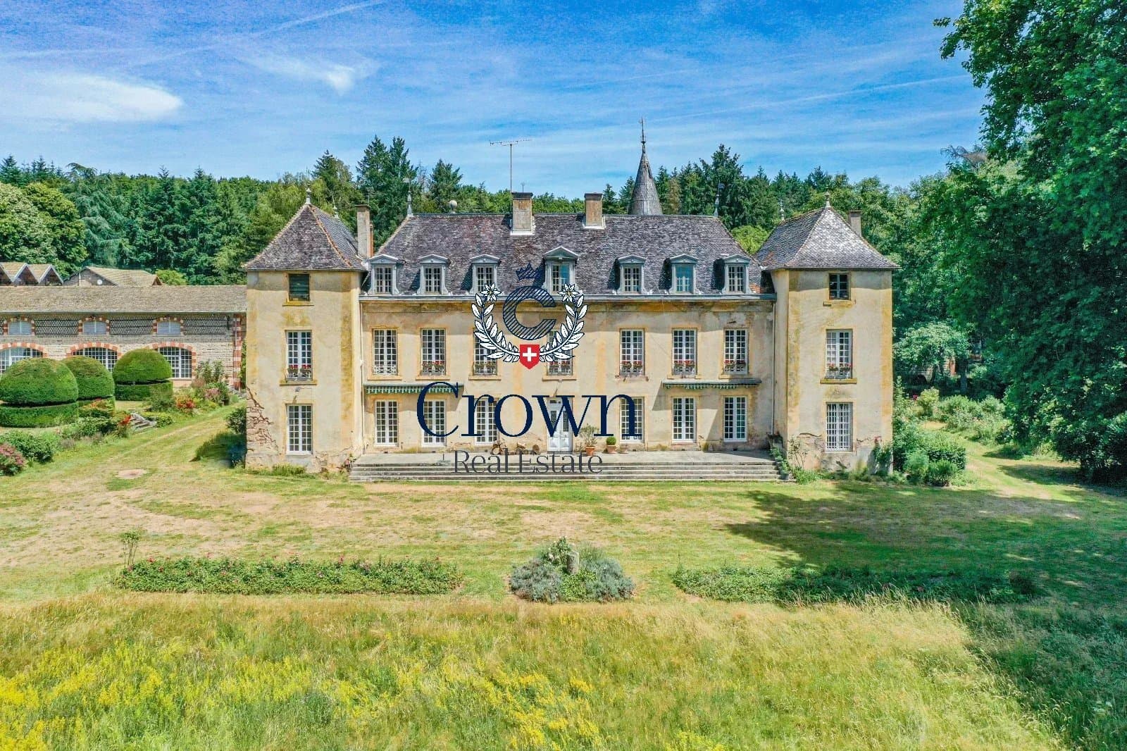 Historic Château with Extensive Grounds and Event Spaces — Château for sale in France