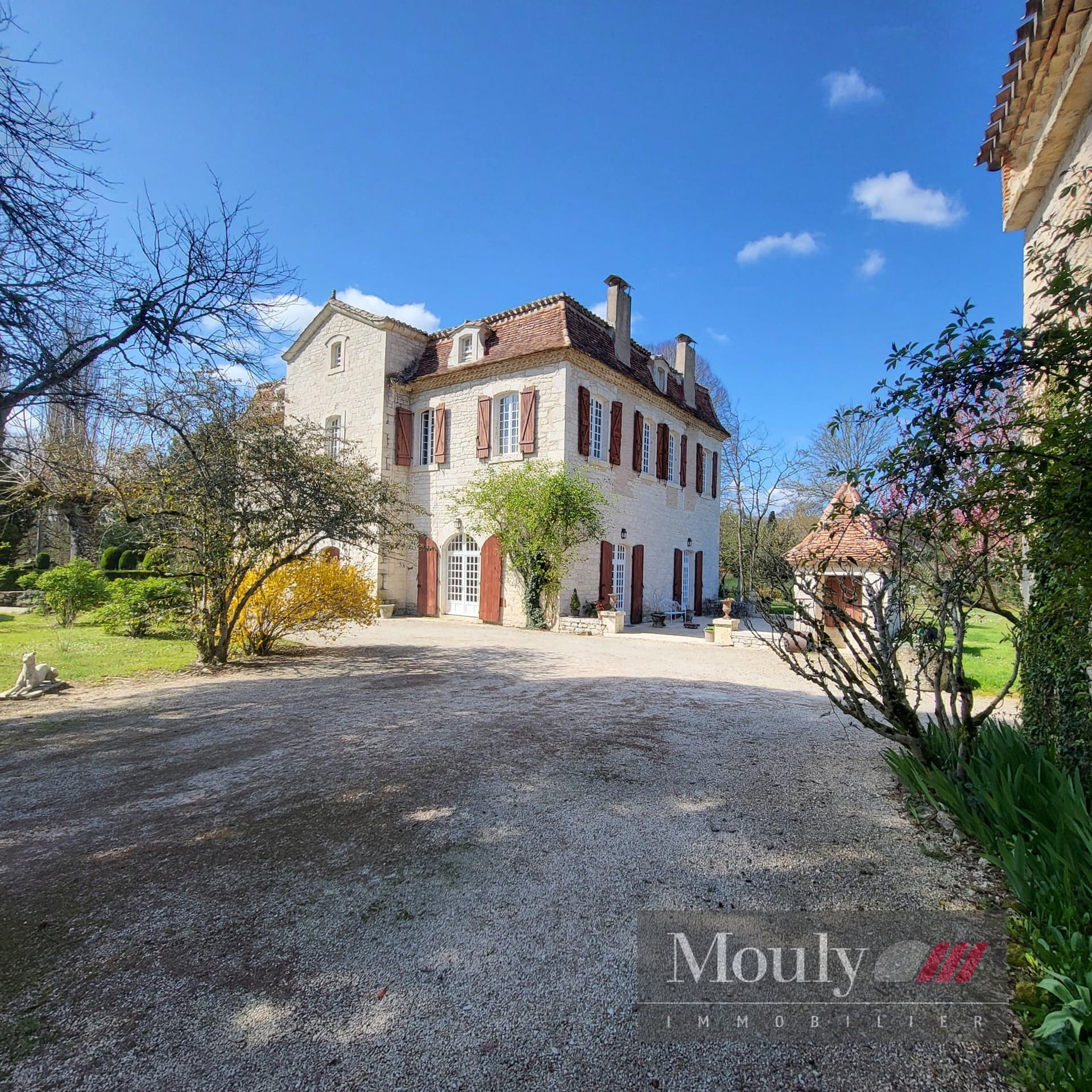 Historic Castle with 6 Bedrooms and Scenic Views 2