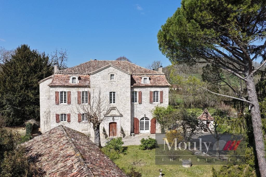 Historic Castle with 6 Bedrooms and Scenic Views 3