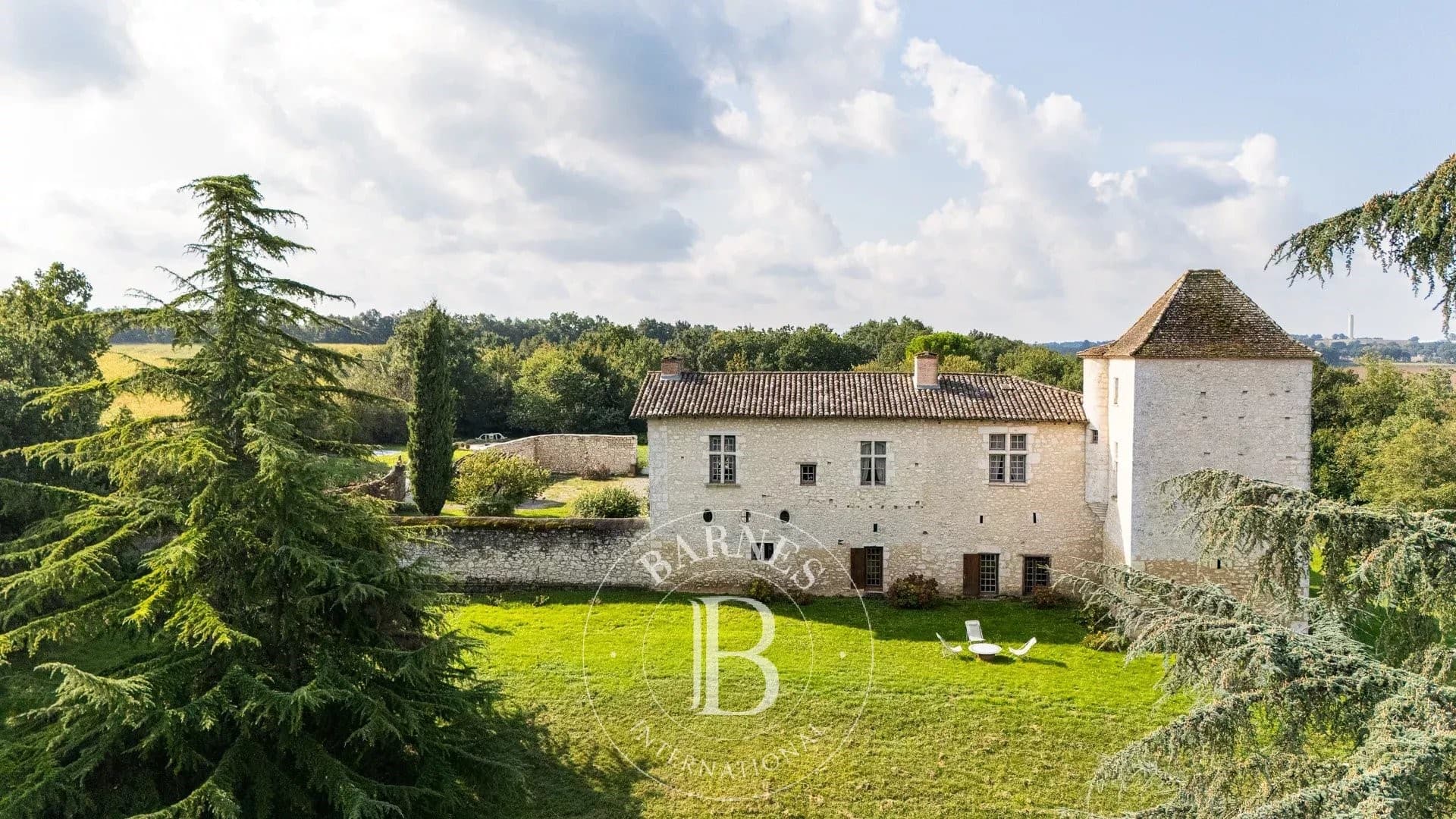 Château with Library and Garden in Peaceful Countryside 2