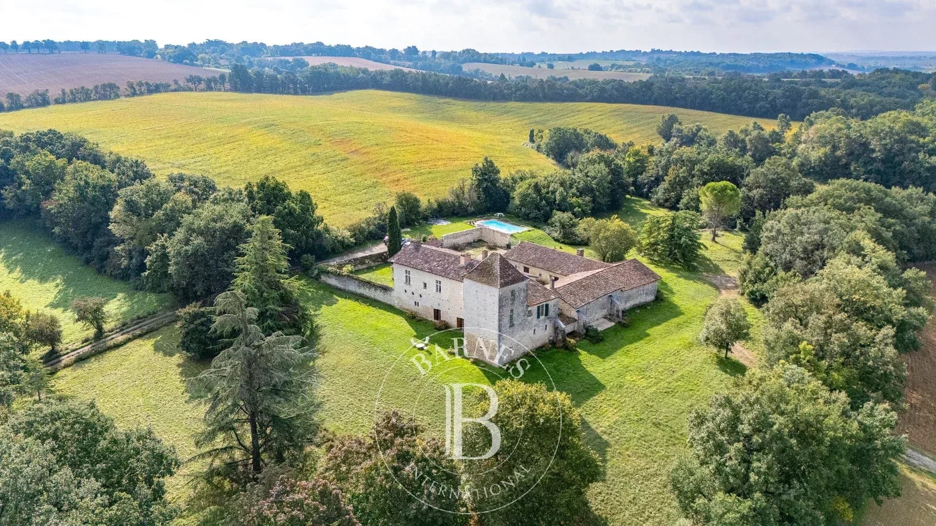 Château with Library and Garden in Peaceful Countryside 3