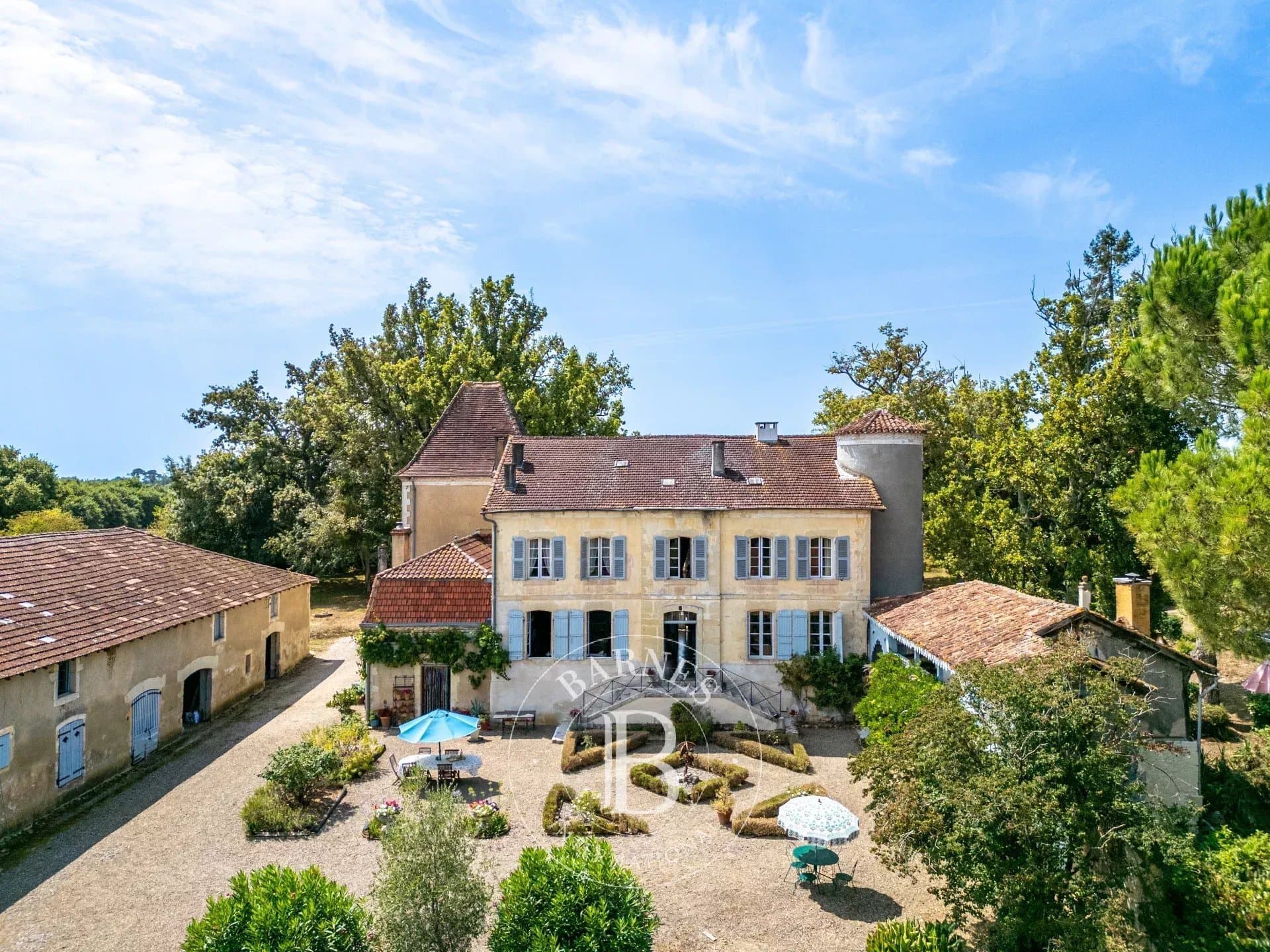 Authentic 17th Century Château With Guest House And Swimming Pool 3
