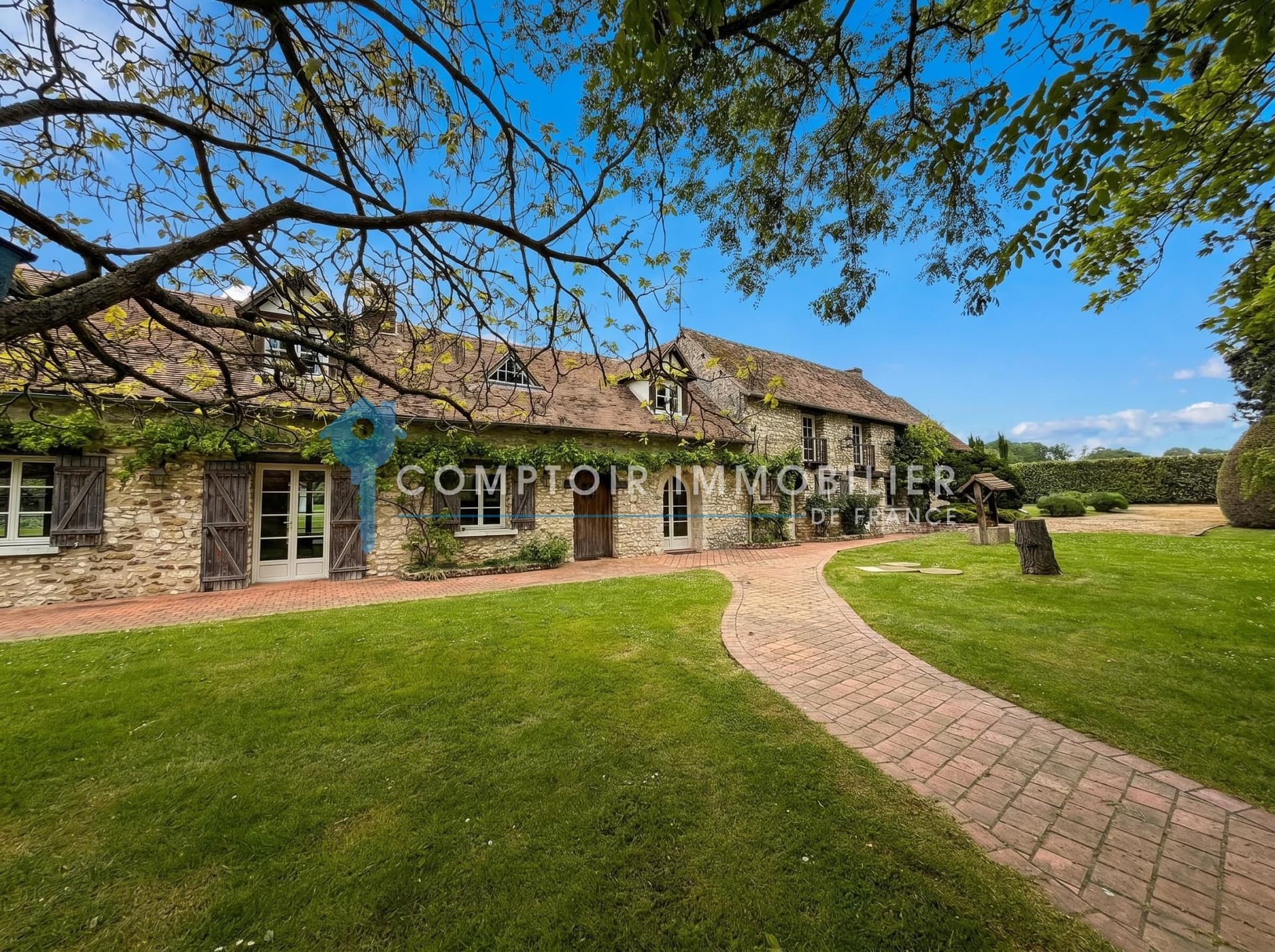Elegant Residence With Pool House And Stables In A 1.5 Hectare Park — in Eure, Normandy