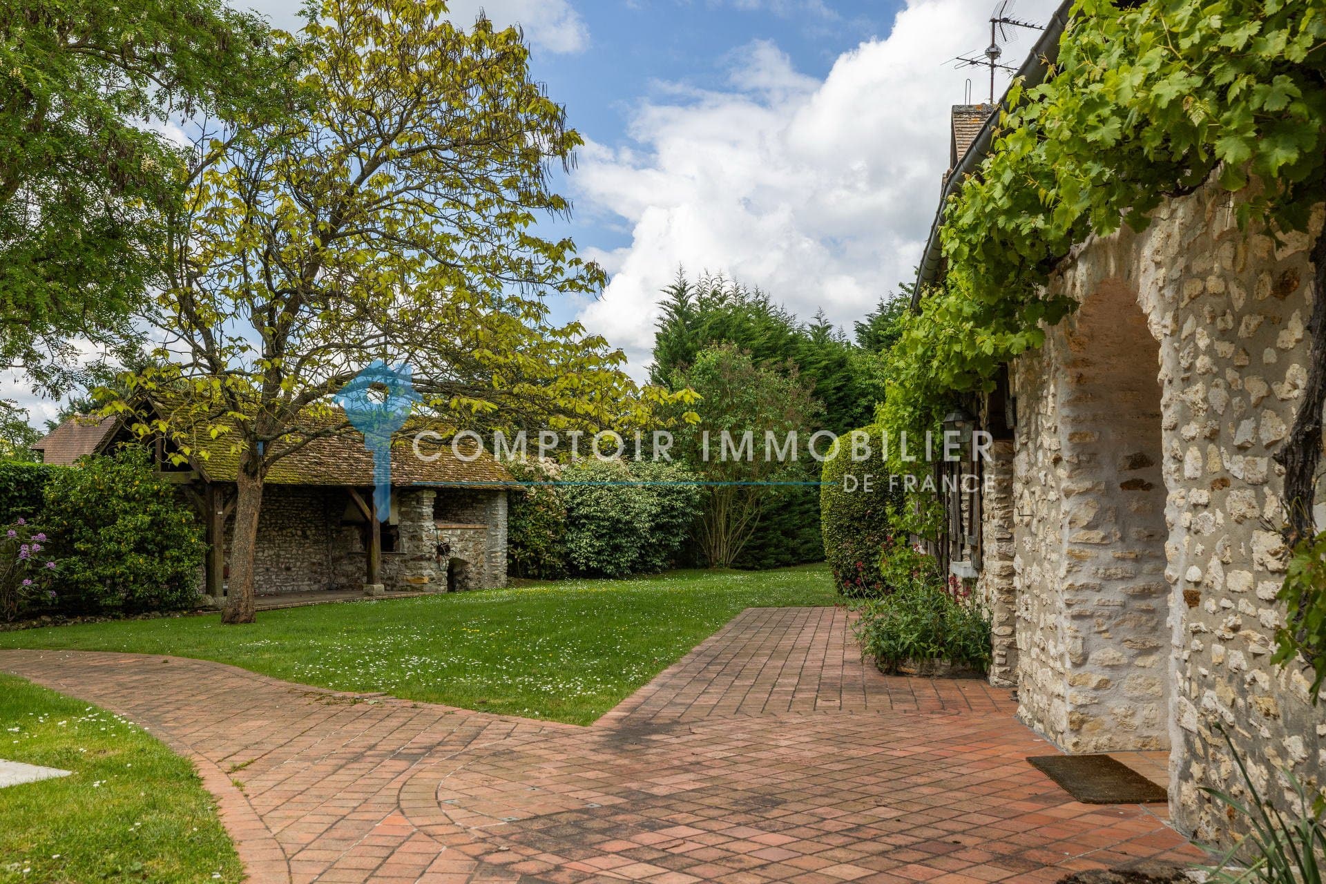 Elegant Residence With Pool House And Stables In A 1.5 Hectare Park 4