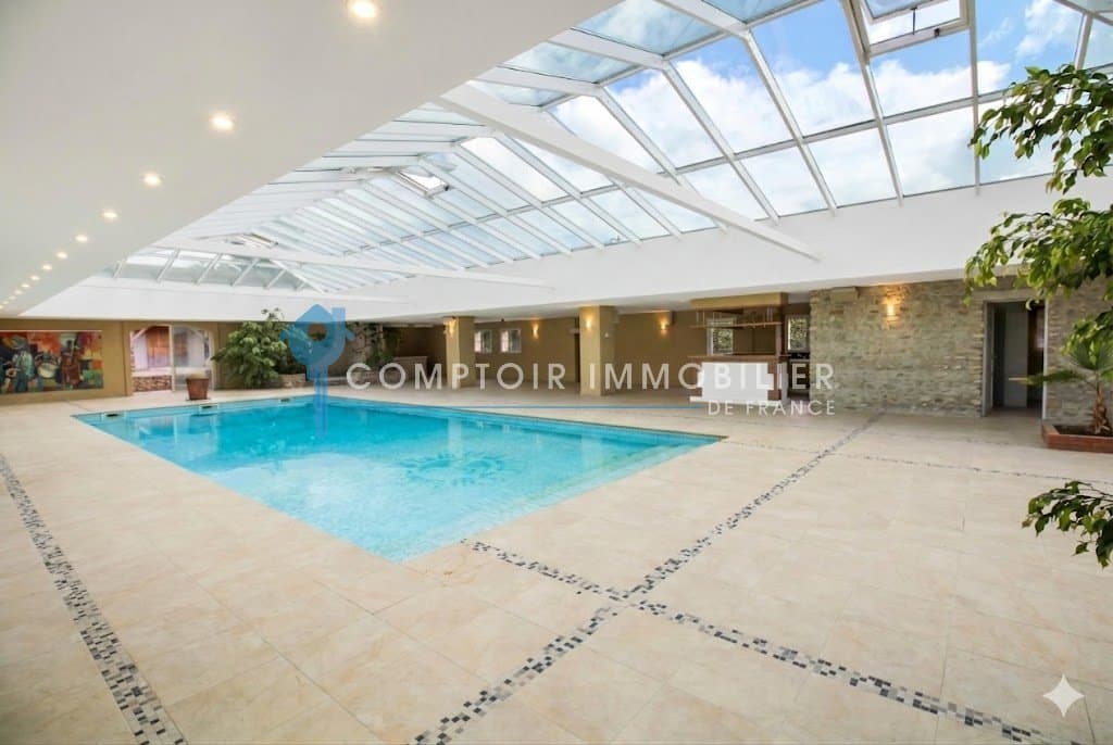 Elegant Residence With Pool House And Stables In A 1.5 Hectare Park 2