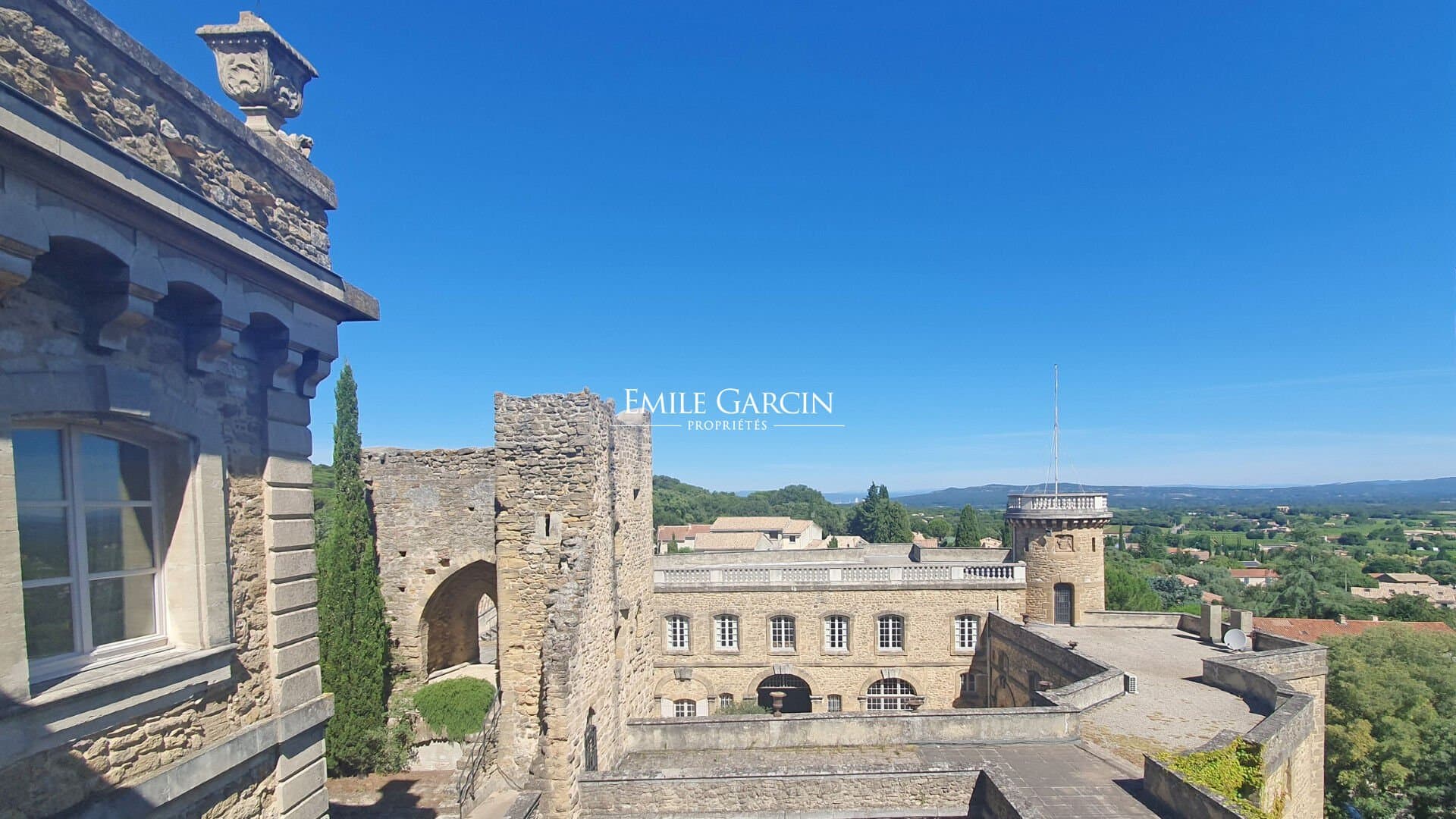 Prestigious Château with 25 Bedrooms and Expansive Park in Provence