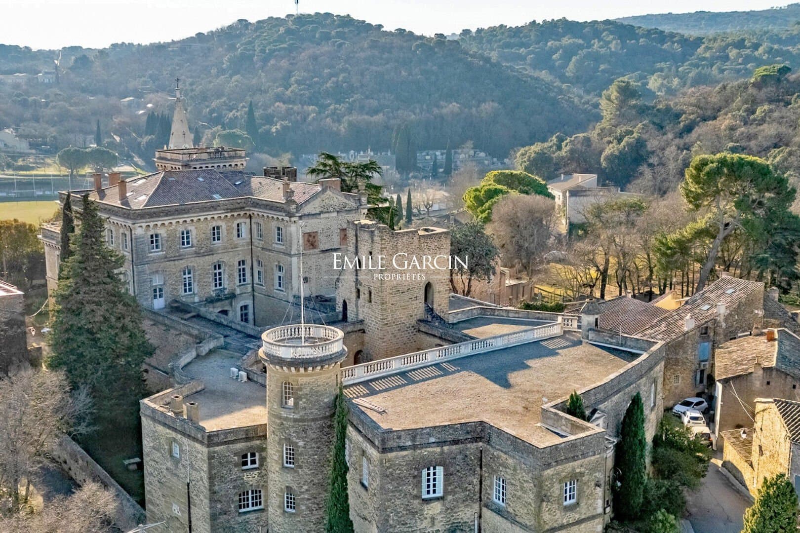 Prestigious Château with 25 Bedrooms and Expansive Park in Provence 2