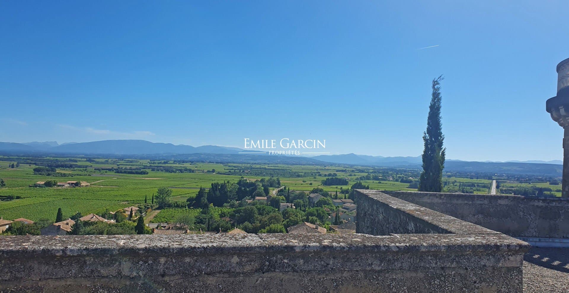 Prestigious Château with 25 Bedrooms and Expansive Park in Provence 3