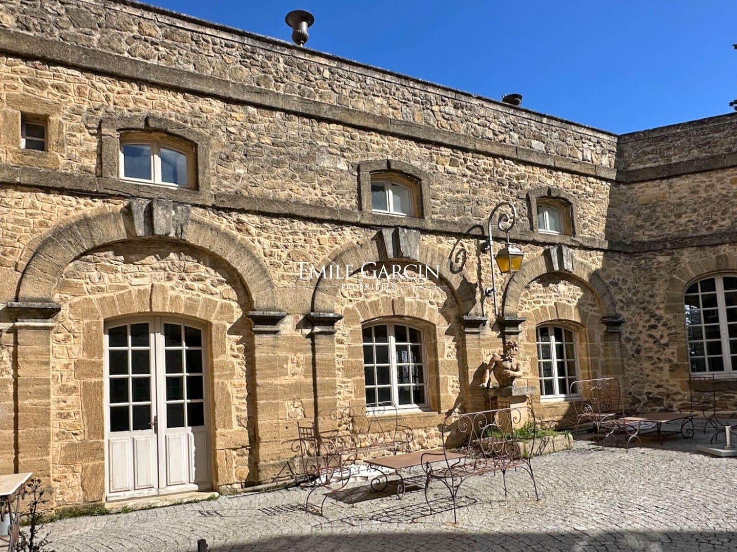 Prestigious Château with 25 Bedrooms and Expansive Park in Provence 4