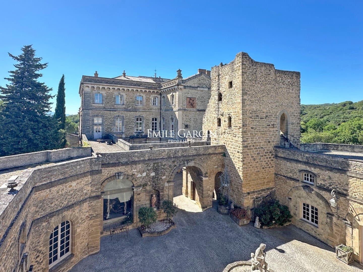 Prestigious Château with 25 Bedrooms and Expansive Park in Provence 5