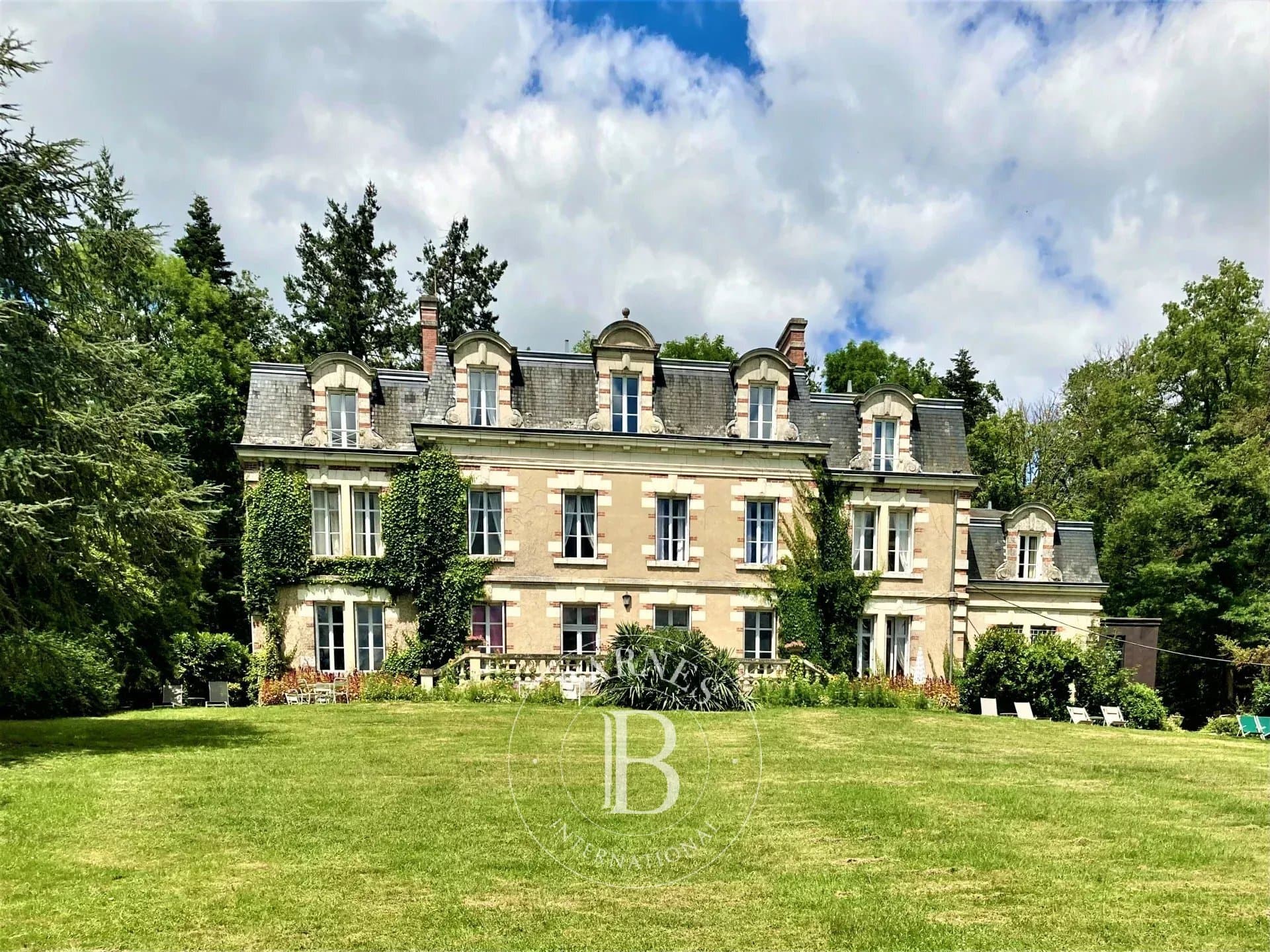 19th Century Castle With Vast Park And Caretaker’s House