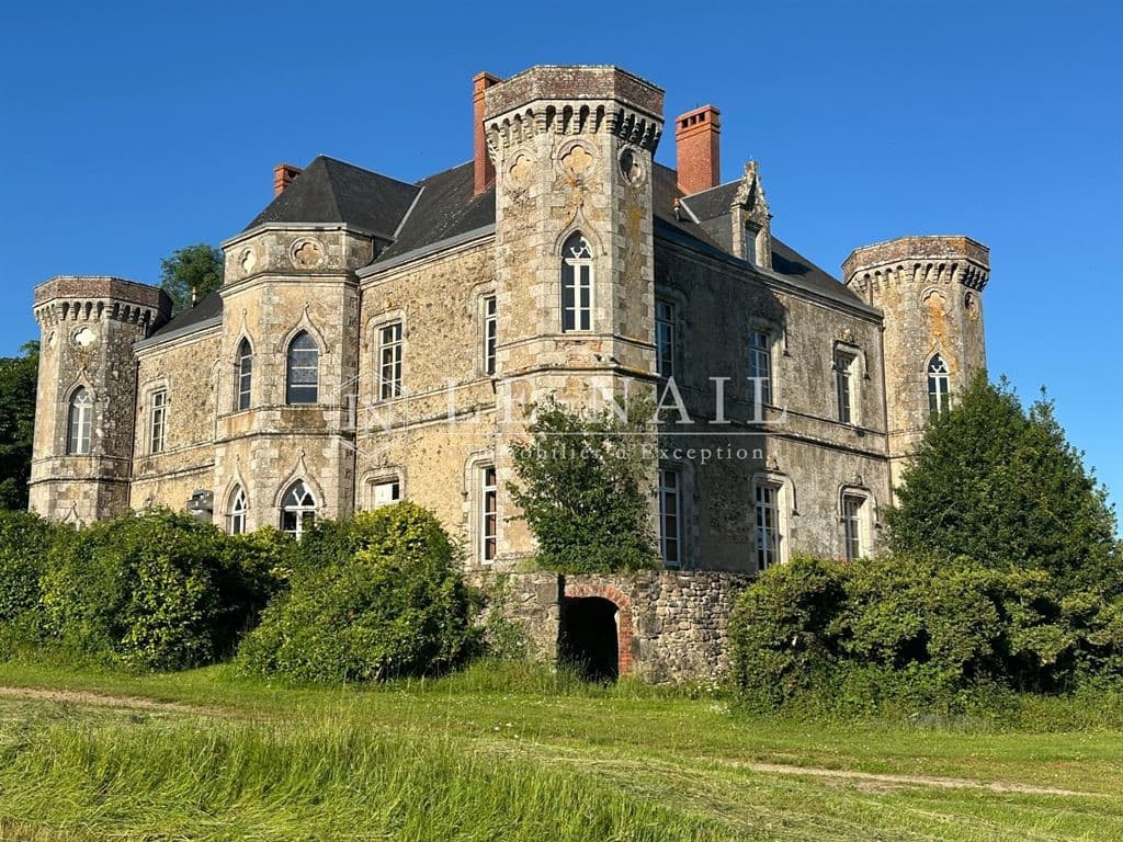 Stunning Château With Outbuildings Set In 11 Hectares Of Tranquil Parkland 3