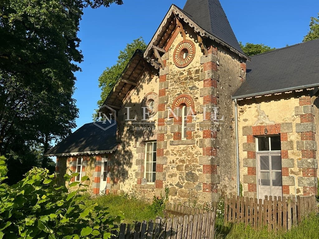 Stunning Château With Outbuildings Set In 11 Hectares Of Tranquil Parkland 5
