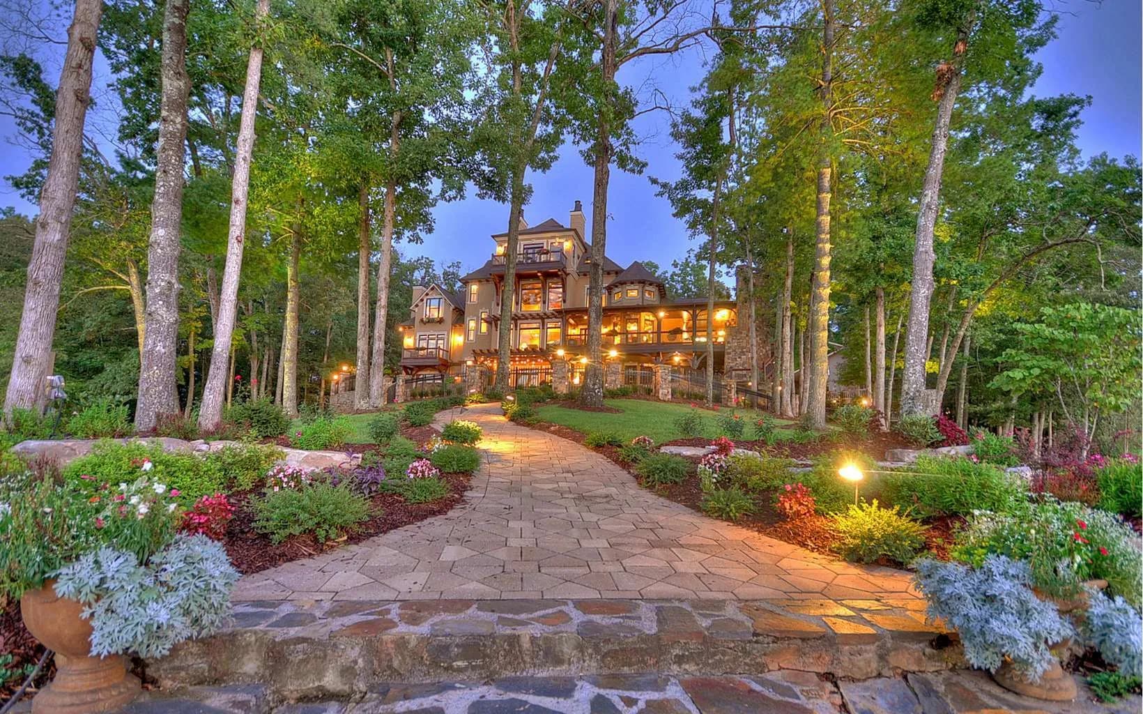 Luxury Lakefront Single Family Home with Pool and Entertainment Spaces 3