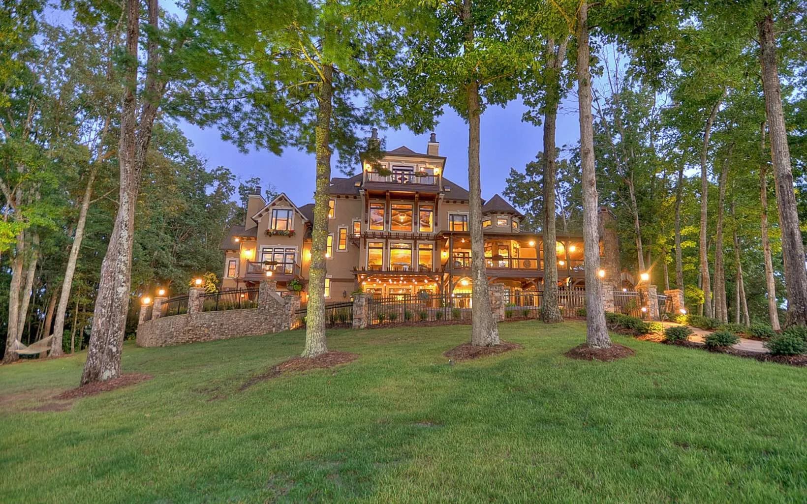 Luxury Lakefront Single Family Home with Pool and Entertainment Spaces 4