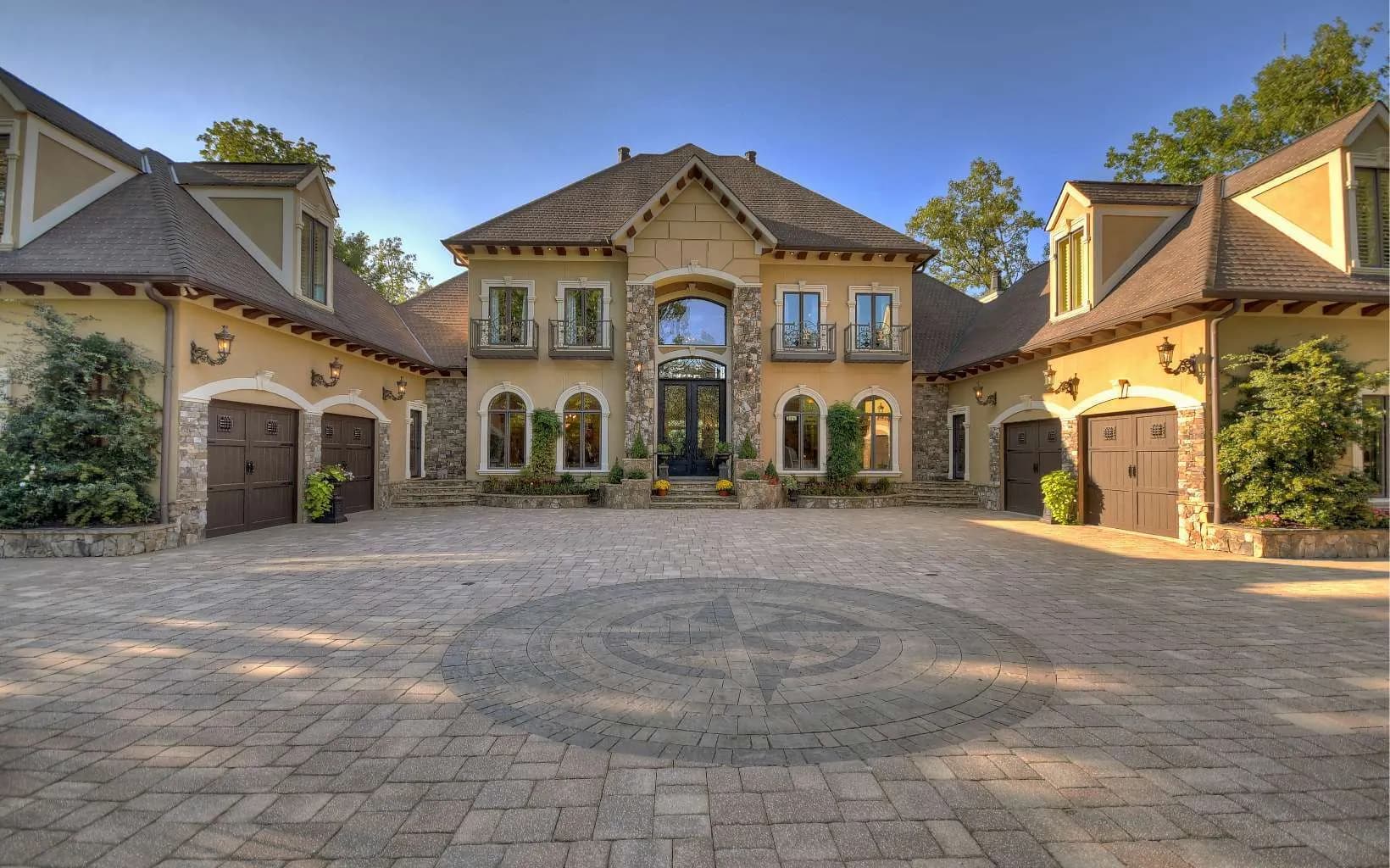Luxury Lakefront Single Family Home with Pool and Entertainment Spaces 5
