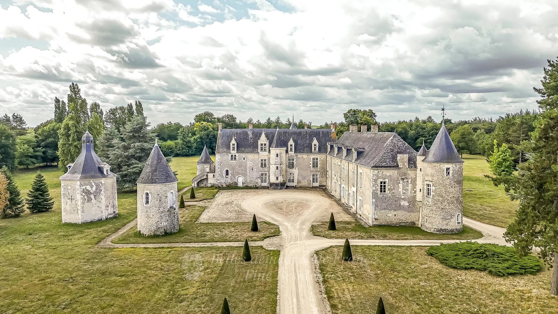 Château With 750 Sqm And 11 Bedrooms In 12 Hectares Of Park 4