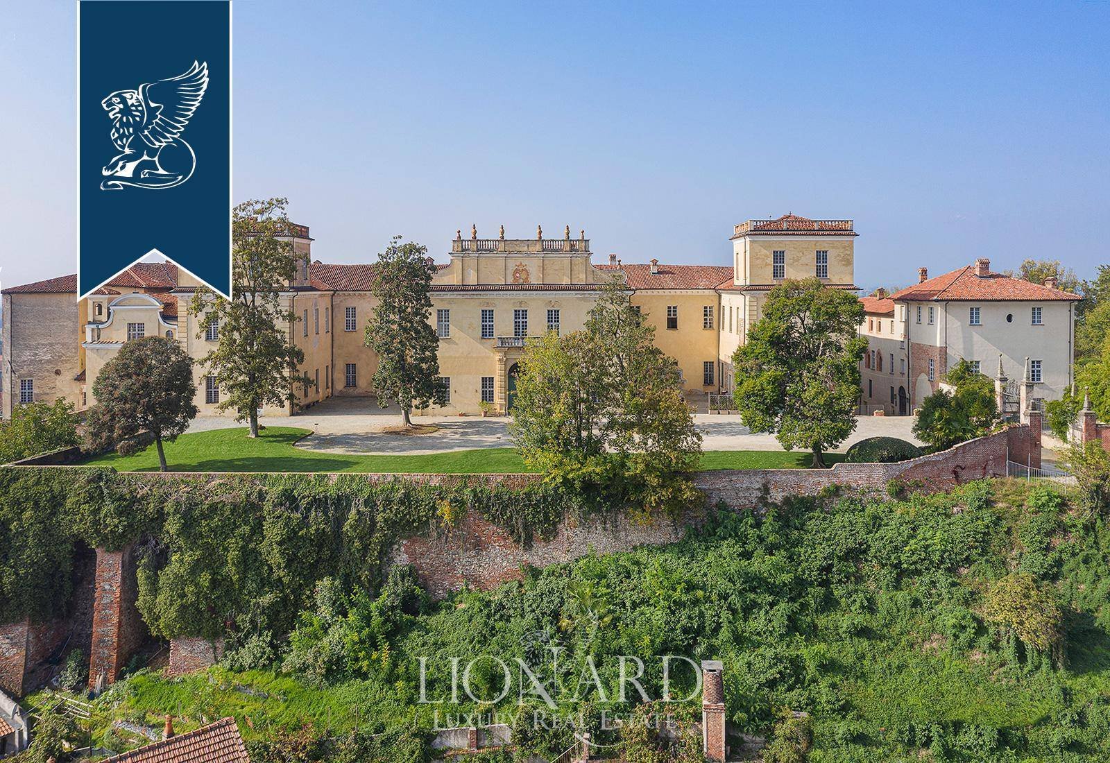 Majestic Castle with 10 Themed Bedrooms and Historic Gardens 4