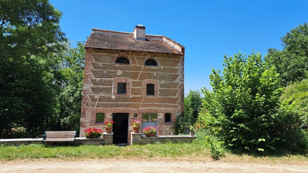 Charming 17th And 18th Century Manor With Gîte And Indoor Pool — in France