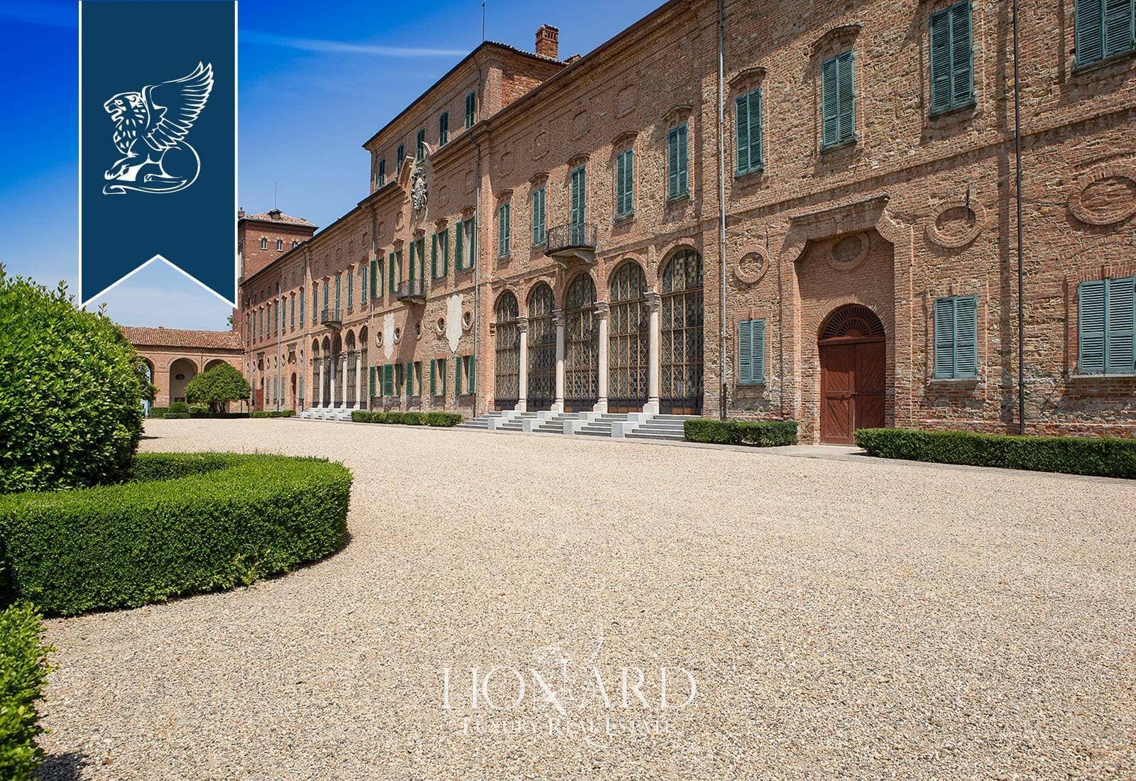 Historic Castle with Italian and English Gardens Near Milan — in Italy