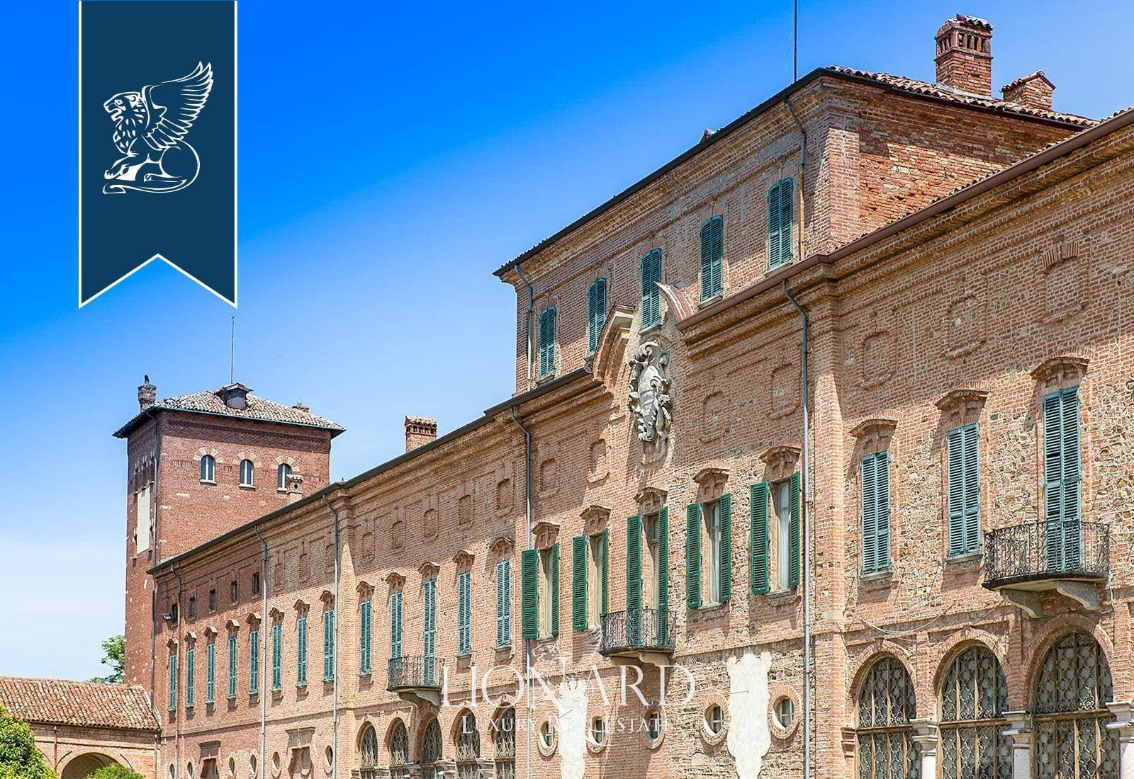 Historic Castle with Italian and English Gardens Near Milan 2