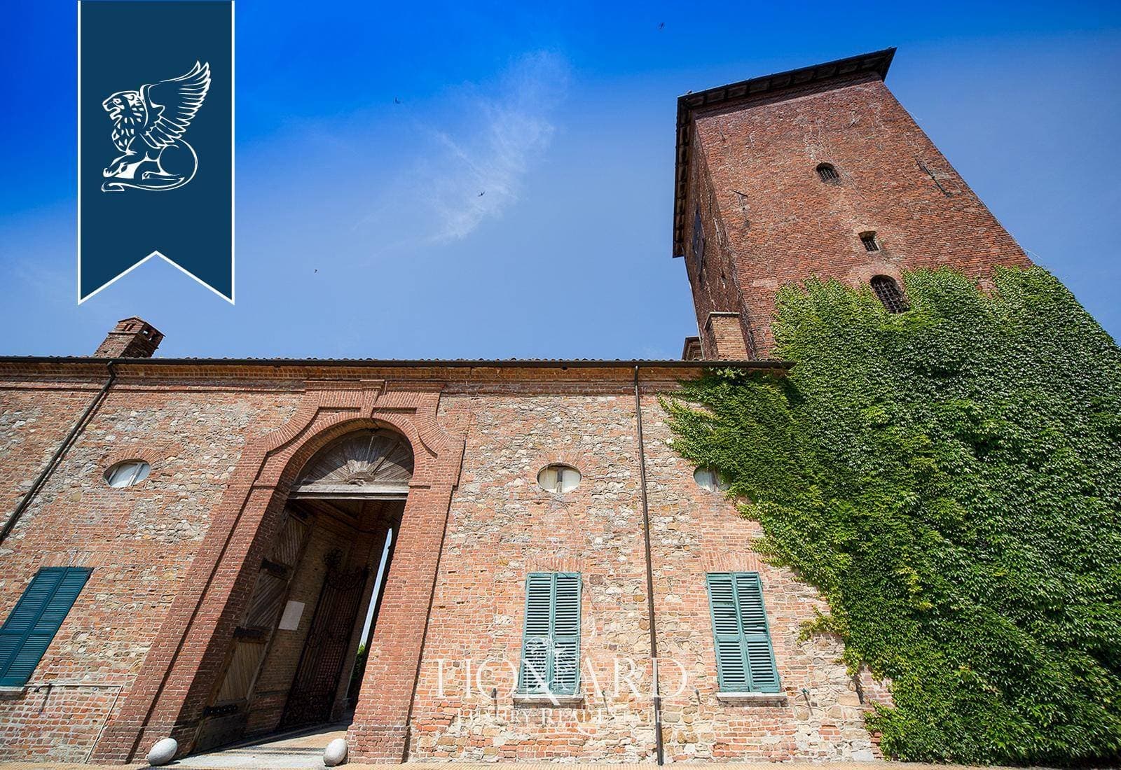 Historic Castle with Italian and English Gardens Near Milan 4
