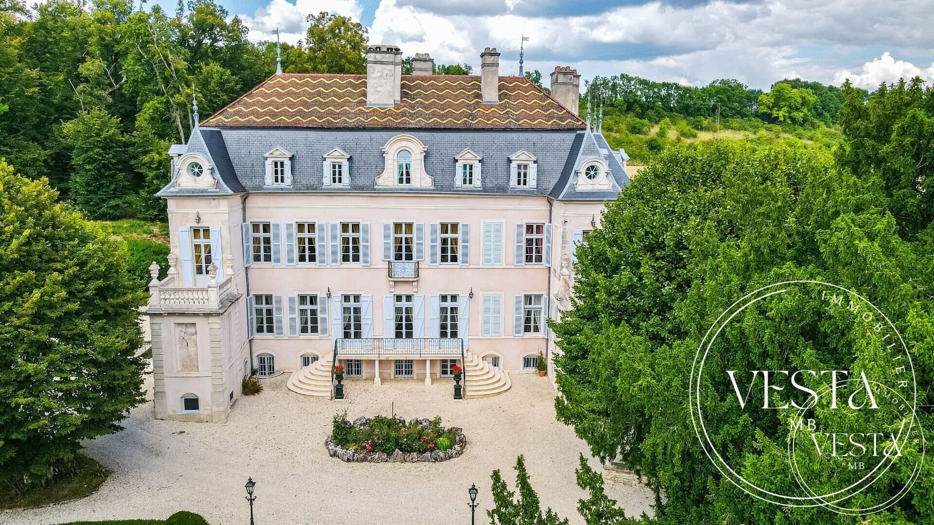 Historic 17th Century Château de Gemeaux with Expansive Living Space — Château for sale in Côte-d'Or, France