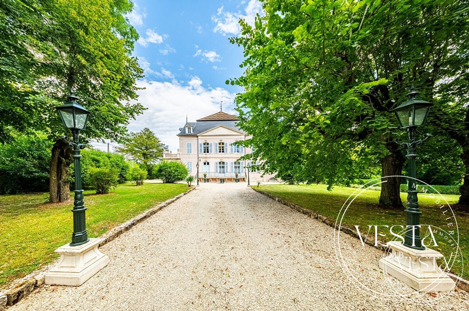 Historic 17th Century Château de Gemeaux with Expansive Living Space 2