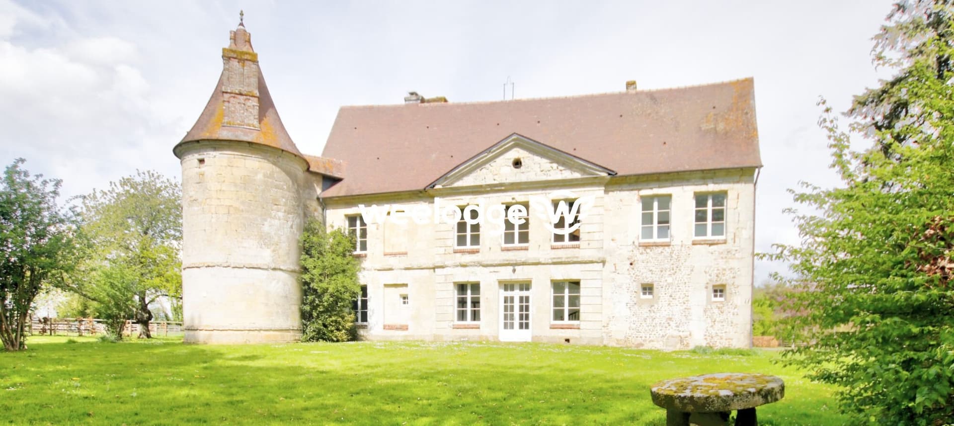 Magnificent 16th-18th Century Château with Pond and Dovecote — Château for sale in France