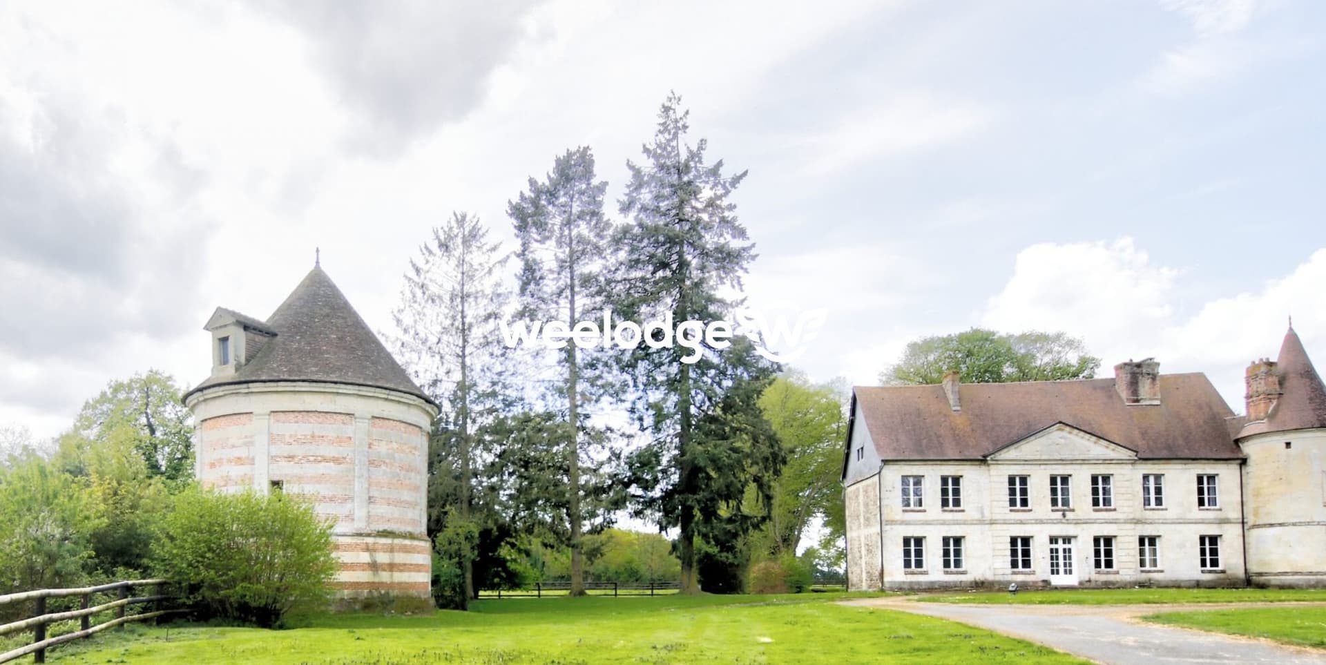 Magnificent 16th-18th Century Château with Pond and Dovecote 3