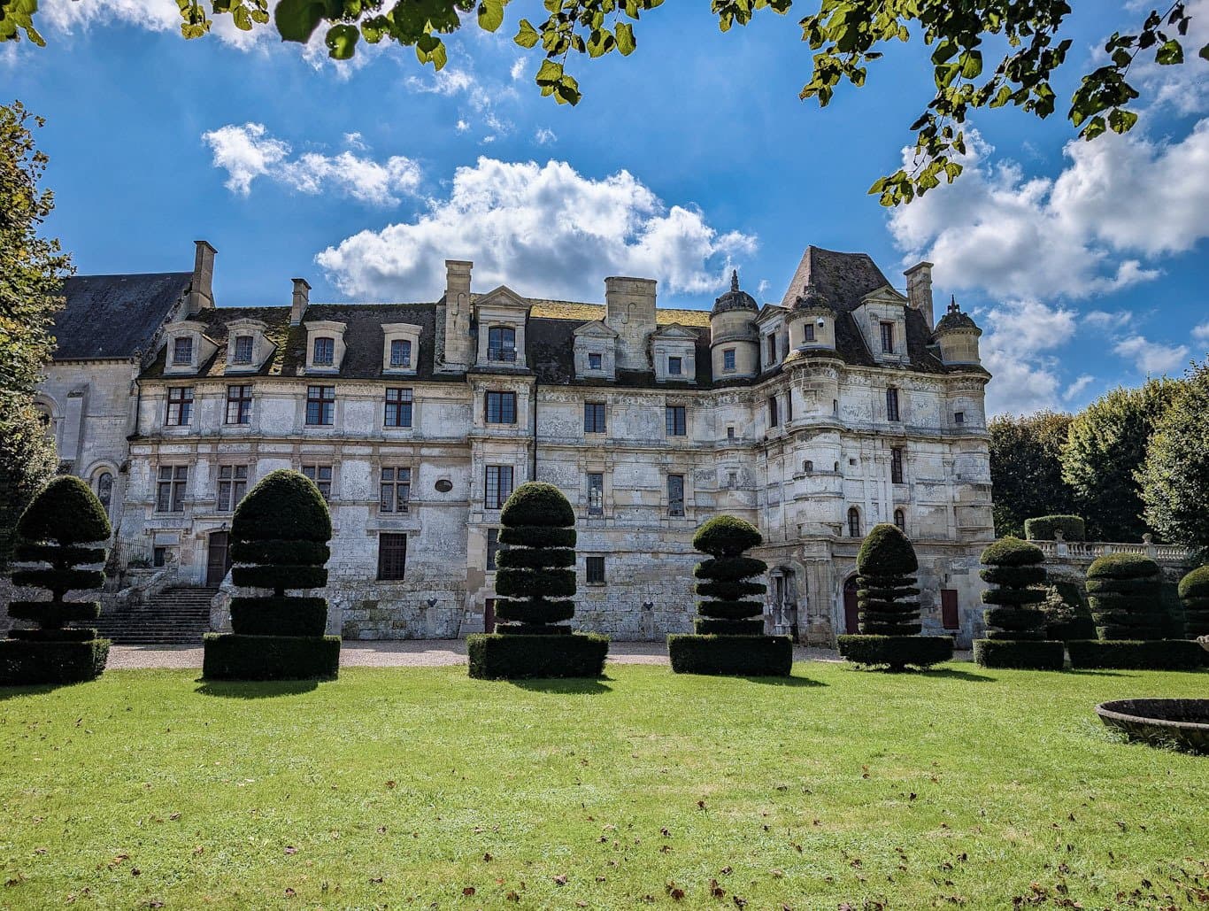 Stunning Renaissance Château With Magnificent Gardens 60 Km From Paris — Château for sale in Île-de-France, France