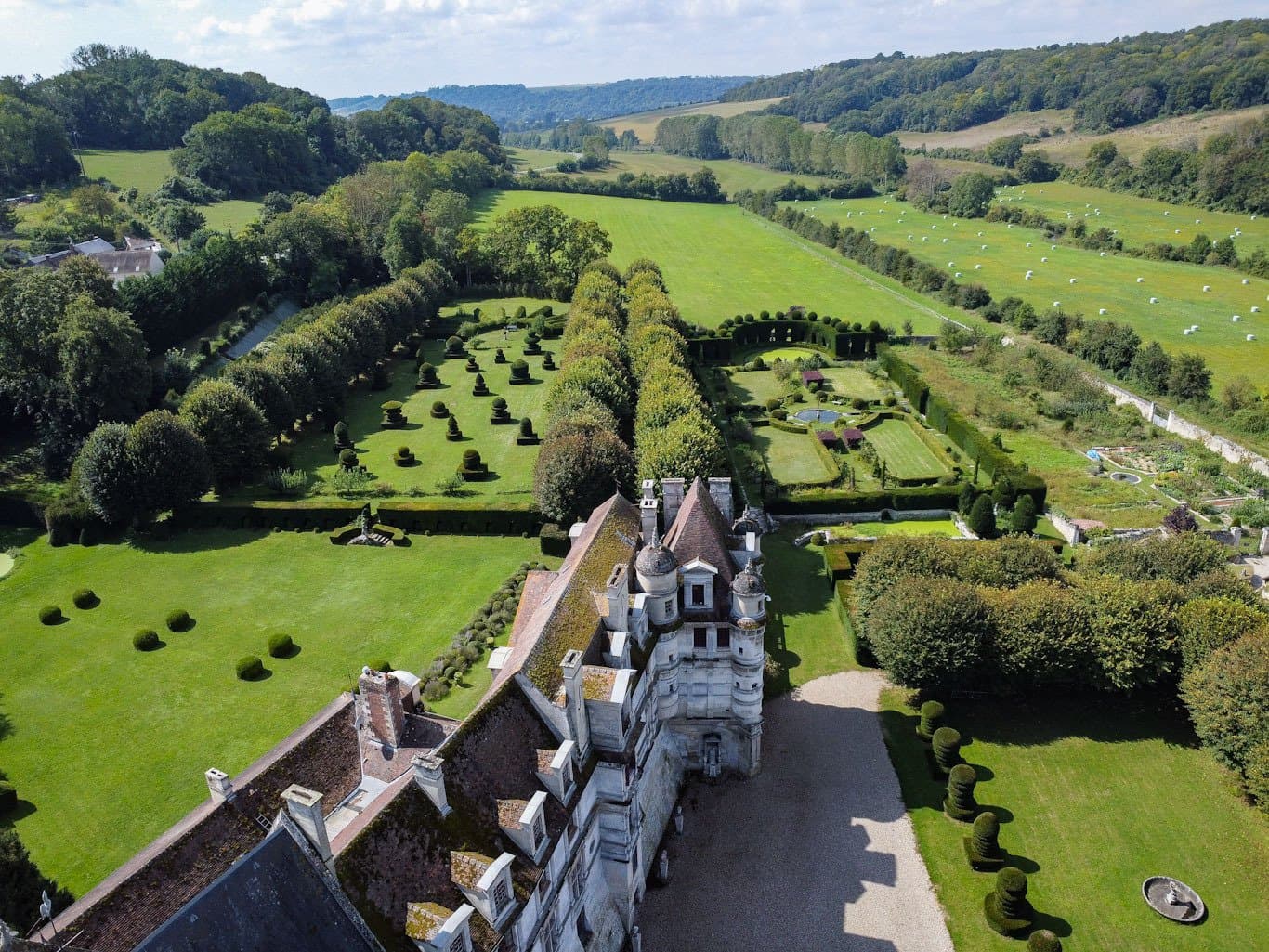 Stunning Renaissance Château With Magnificent Gardens 60 Km From Paris 4