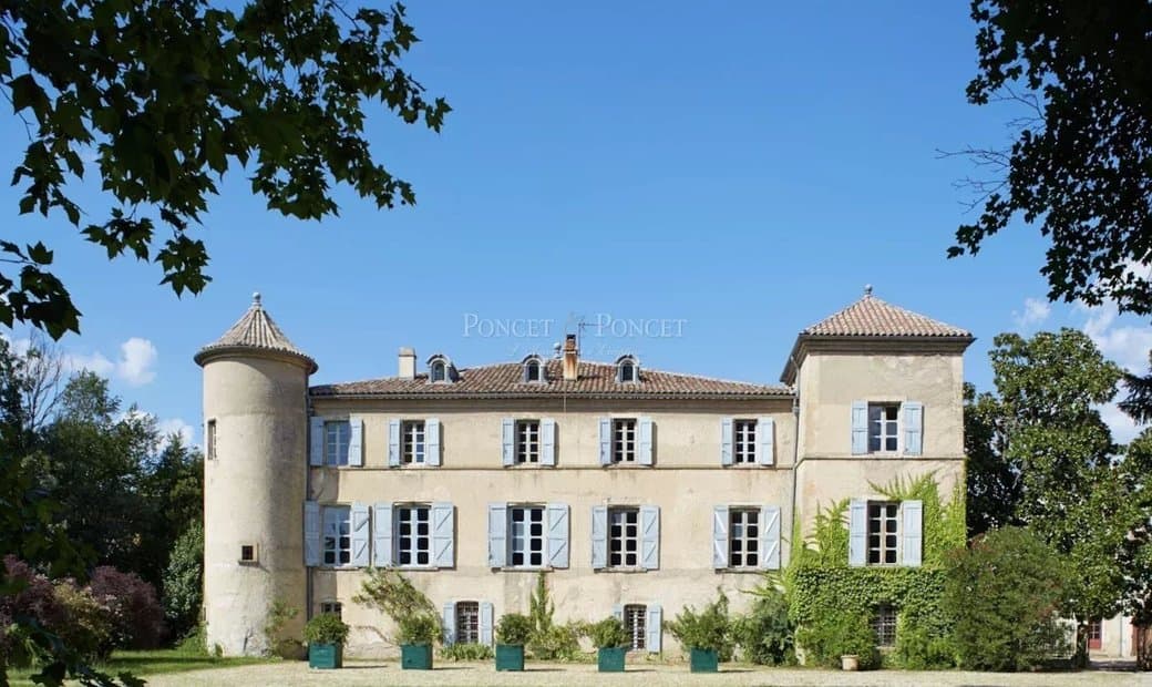 Historic Château with English-style Park and Italian Staircase