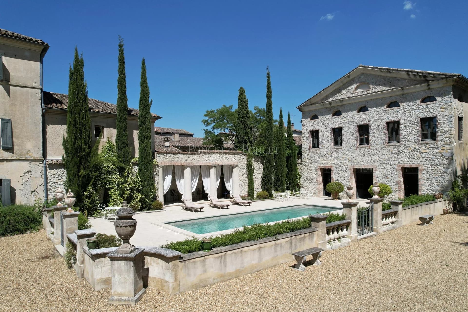 Historic Château with English-style Park and Italian Staircase 2
