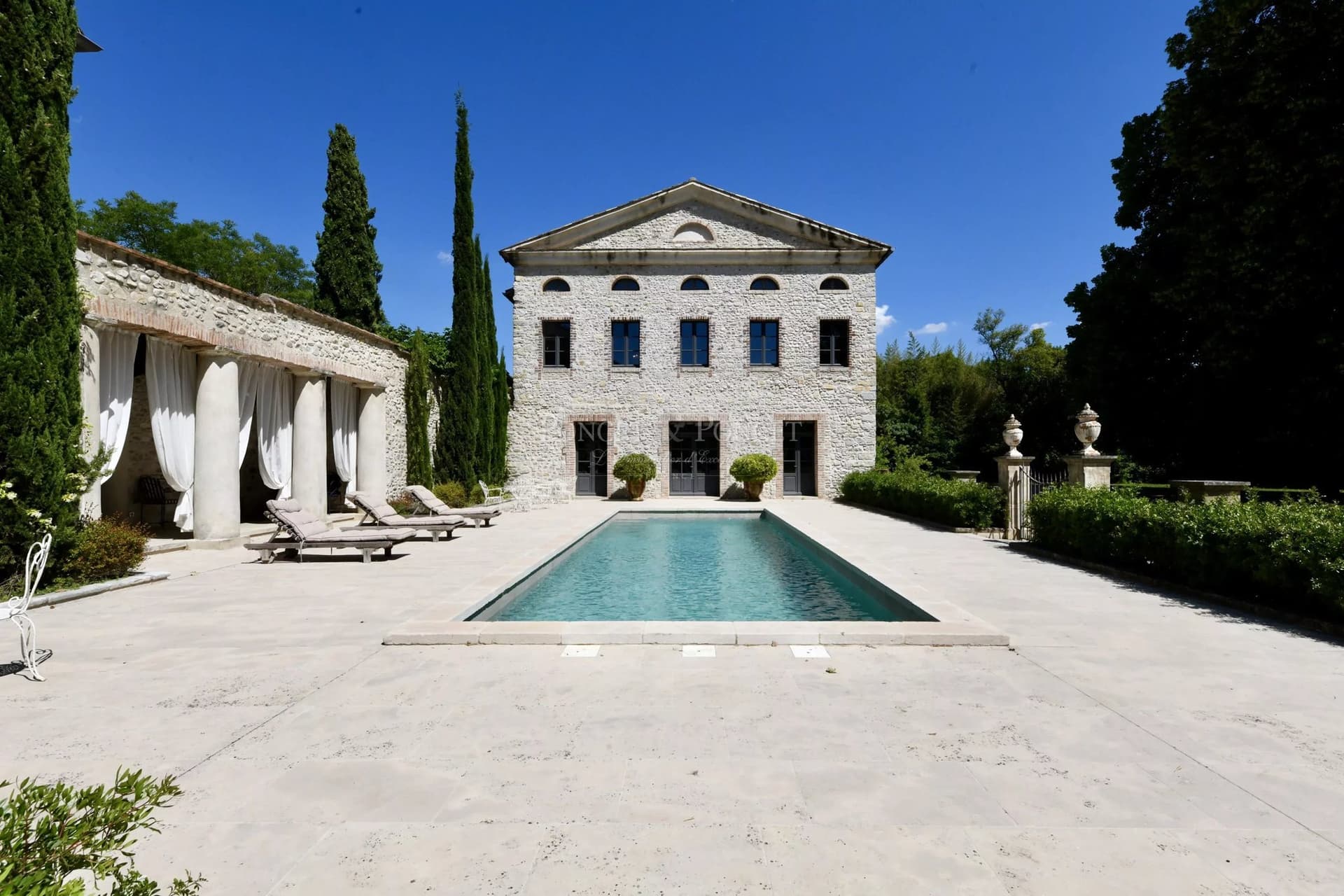 Historic Château with English-style Park and Italian Staircase 3