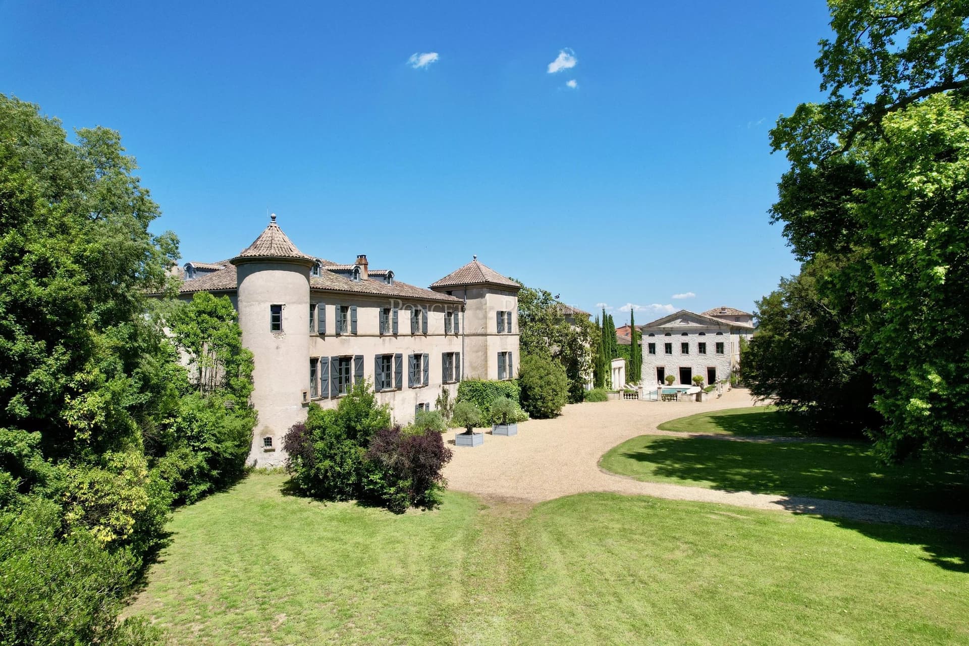Historic Château with English-style Park and Italian Staircase 5
