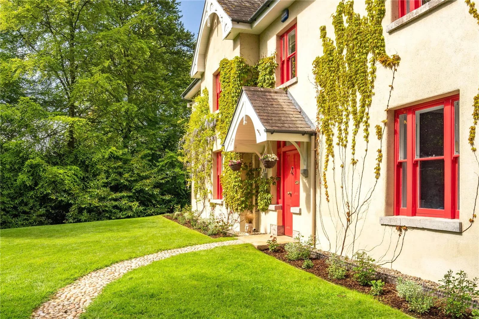 Elegant Restored Manor House with Equestrian Facilities and Lush Gardens 5