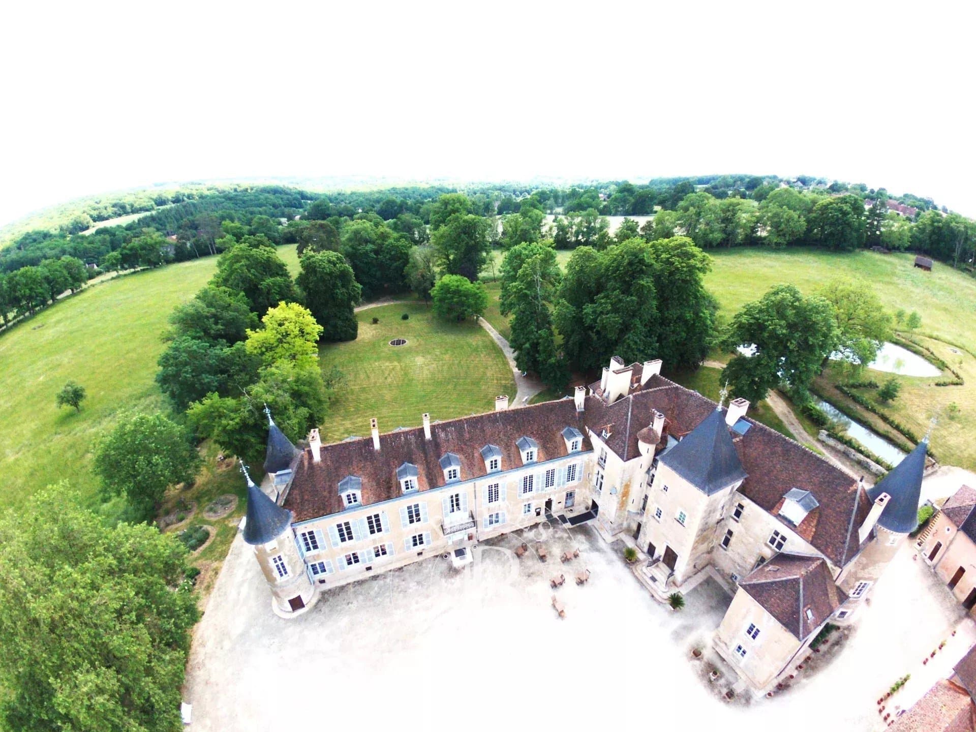 Historic Castle With 28 Bedrooms And Expansive Park 4