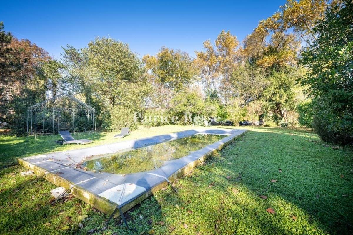 Elegant 1930 Château With Swimming Pool And Outhouse In Cahors — Château for sale in Lot, France