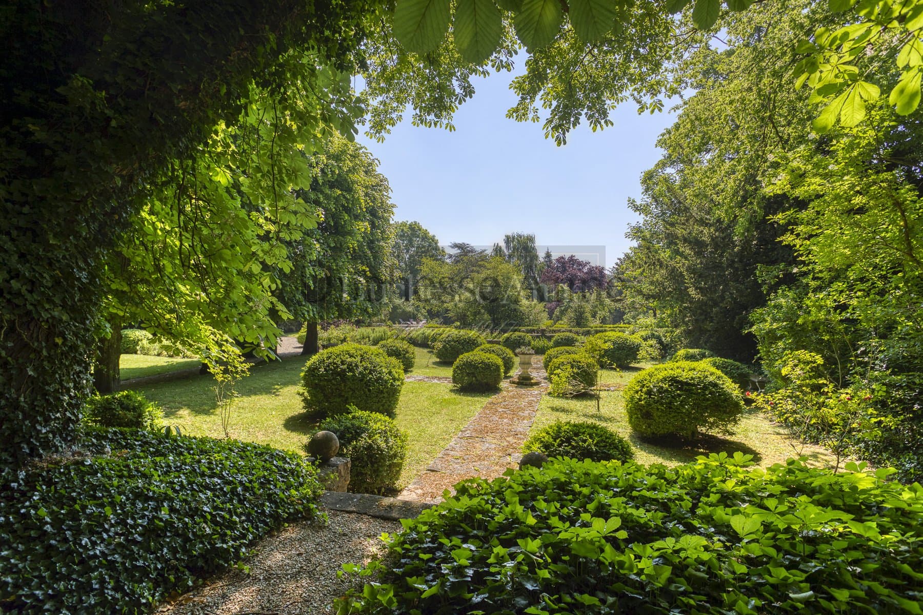 Charming 17th Century Property With Swimming Pool And Landscaped Garden 3