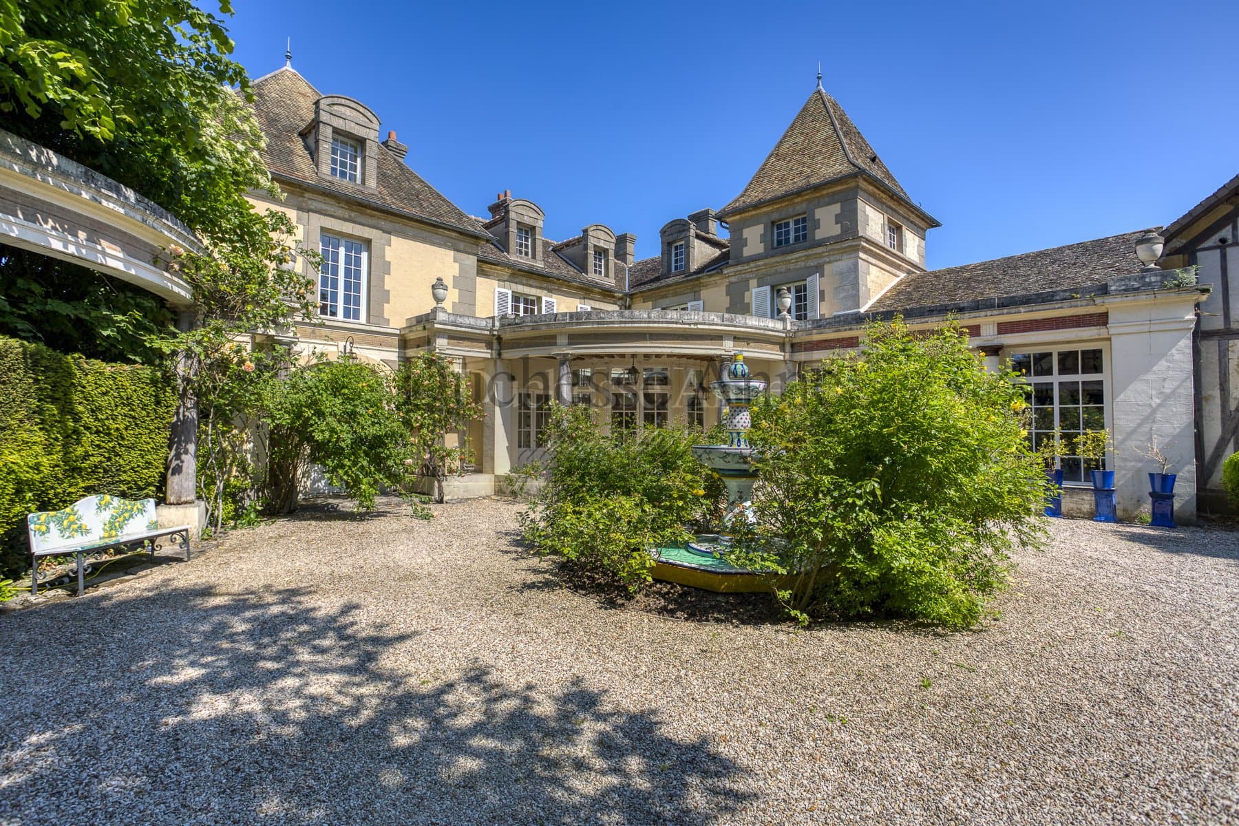 Charming 17th Century Property With Swimming Pool And Landscaped Garden 4