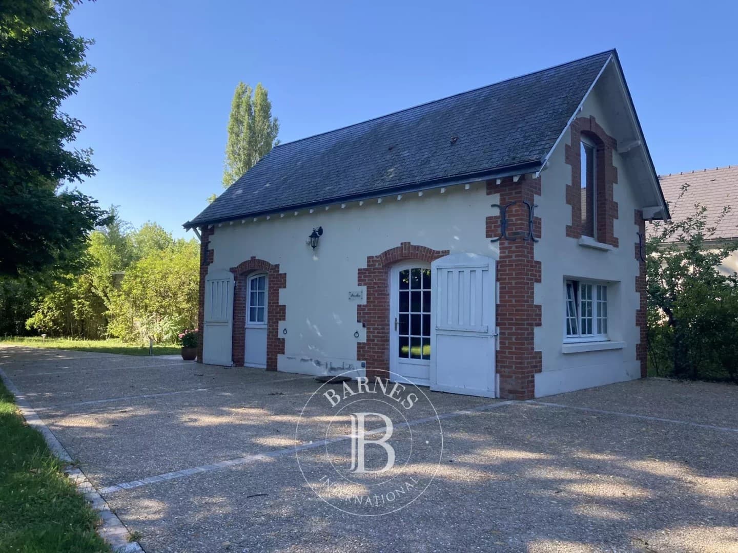 Elegant Castle with 8 Bedrooms and Caretaker's House in the Loire Valley 2