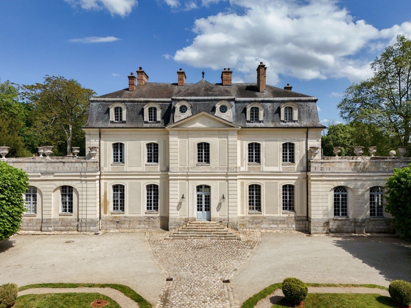 Elegant 18th Century Château Set Within A Historic Romantic Park — Château for sale in France
