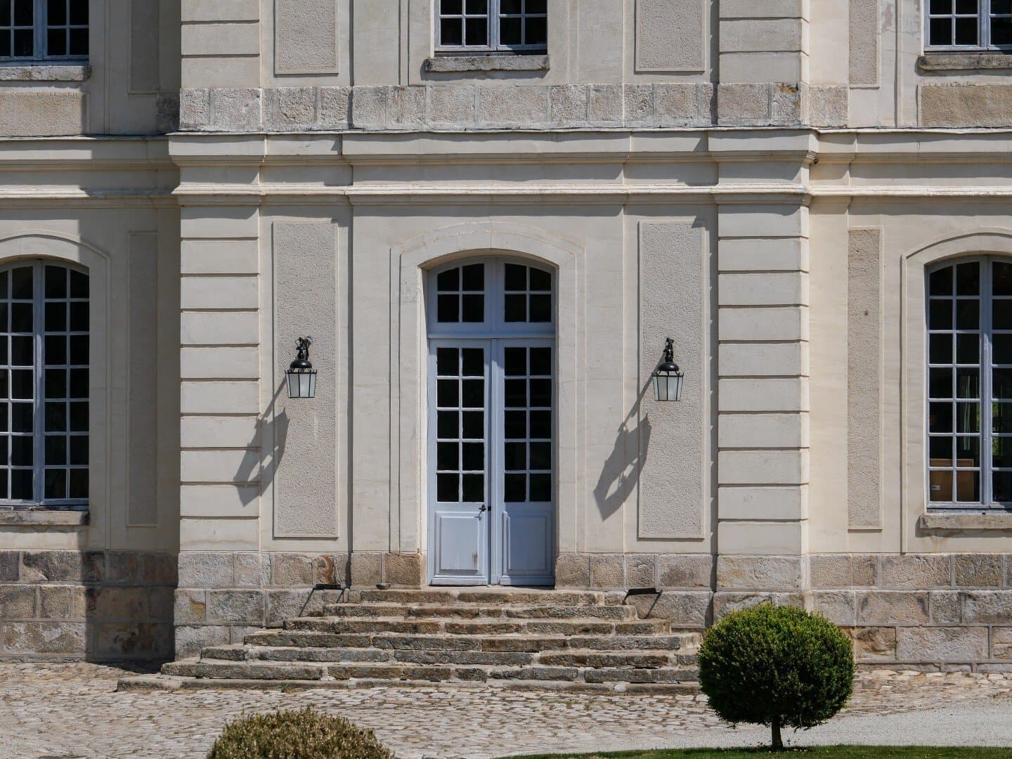 Elegant 18th Century Château Set Within A Historic Romantic Park 3