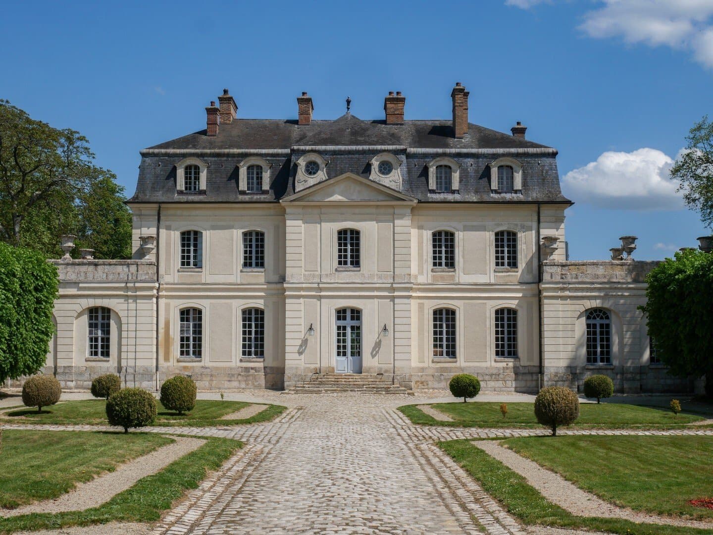 Elegant 18th Century Château Set Within A Historic Romantic Park 4