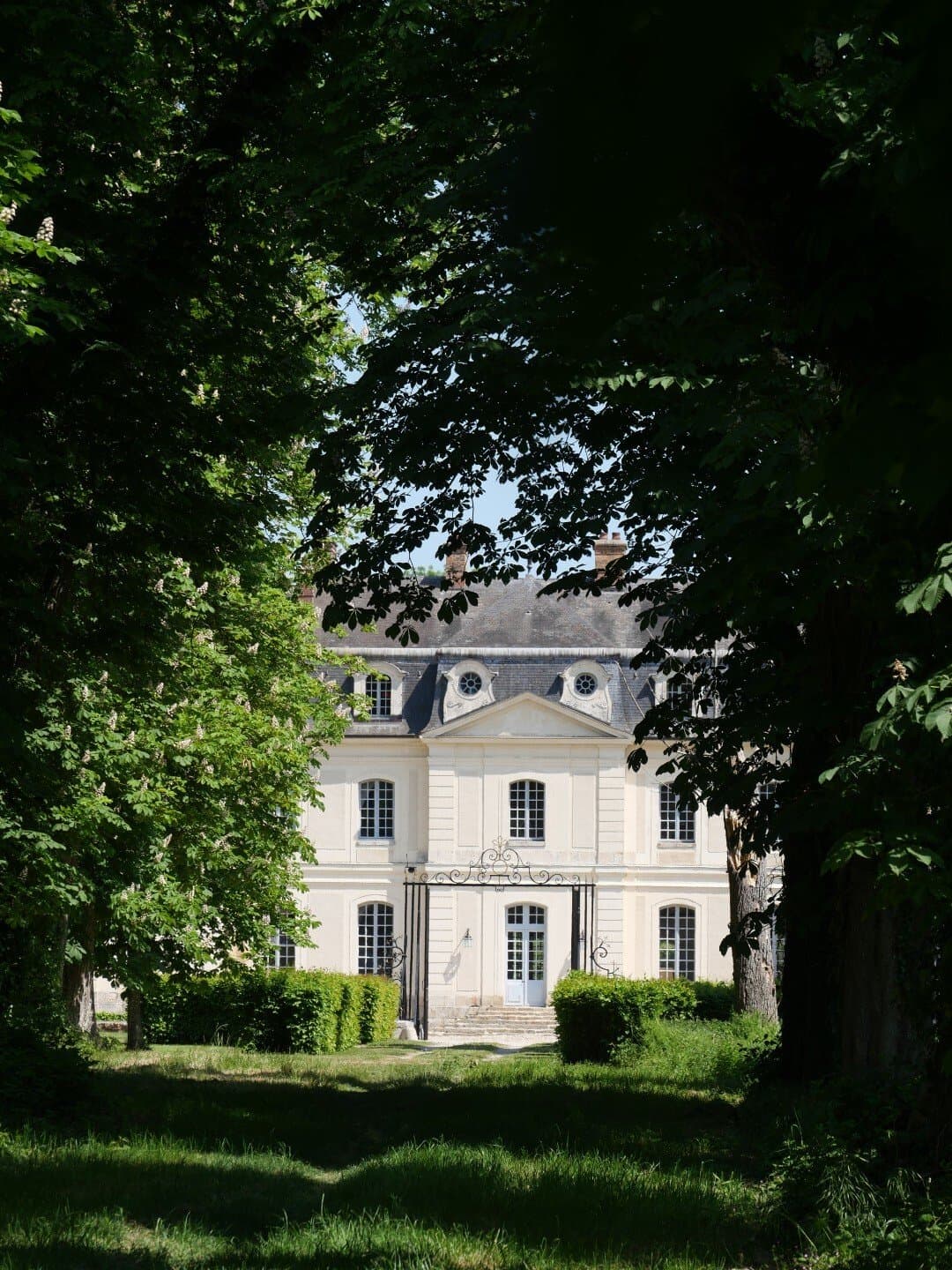 Elegant 18th Century Château Set Within A Historic Romantic Park 5